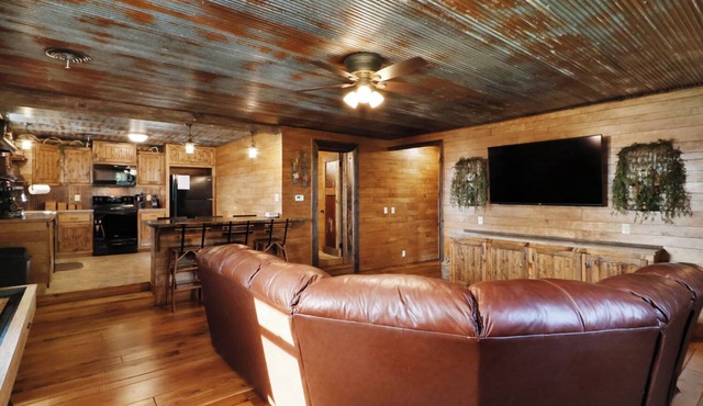 Wanderlust Suite - 2 Bed, 2 Bath Getaway