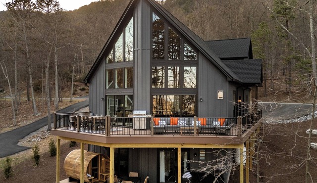 Wanderlust Villa – Spacious Mt cabin w/Game room, Hot tub and Karaoke nights !