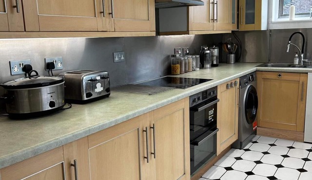 Wandsworth, South London Deluxe King Room T2