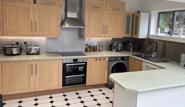 Wandsworth, South London Deluxe King Room T4