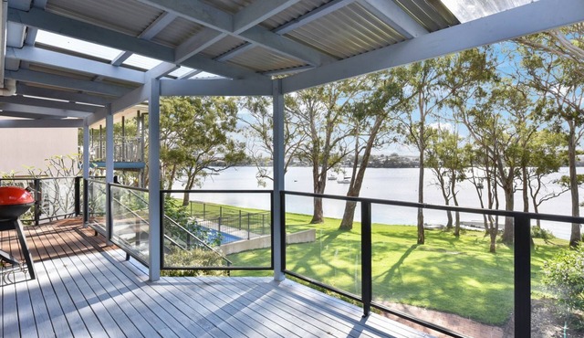 Wangi Dreaming waterfront holiday home - walk to village