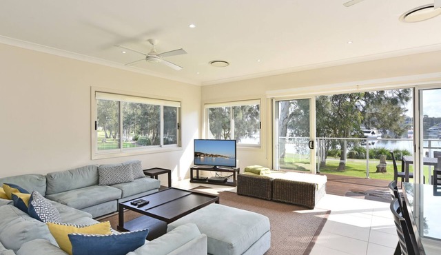Wangi Lakehouse - renovated Lake Macquarie lakefront Location