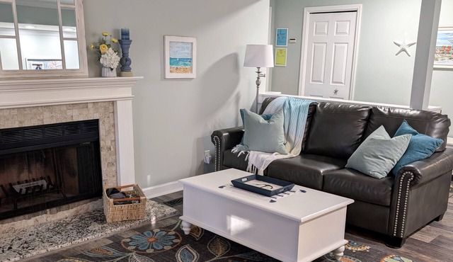 Wanna get away for a great stay! Beachwalk 176 8min walk to the Shipyard beach