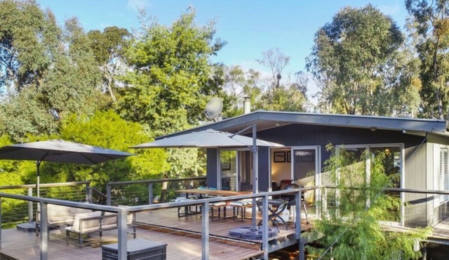 Wanyiora, located just metres from the shoreline of stunning Lake Eildon.