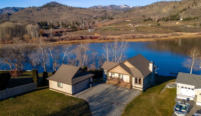 Wapato Lake Retreat-Sleeps 6, Waterfront and dock!