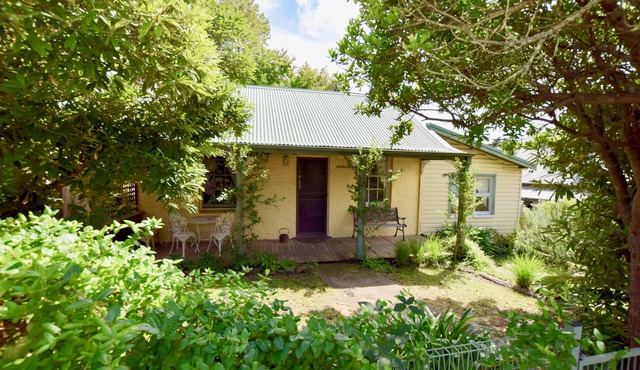 Waragil Cottage - Original Settler's Home - Original Homestead, 3 Bedroom, New Kitchen Bathroom, Fireplaces