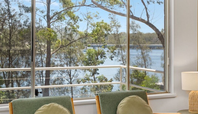 Waratah Lakeside Blossom Villa