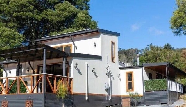 Warburton 4 bedroom house near all of Warburton attractions, right on the yarra