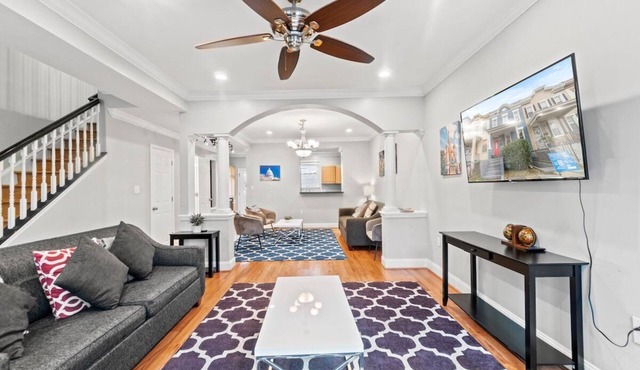 Warder Upper · Spacious DC Rowhouse w/Parking+Metro!