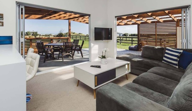 Warea Beach Bach with Coastal Views