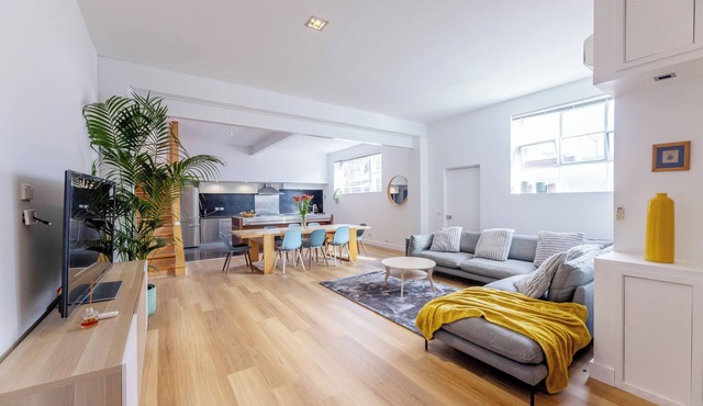 Warehaus/Loft Style 2 Level XL Size Space