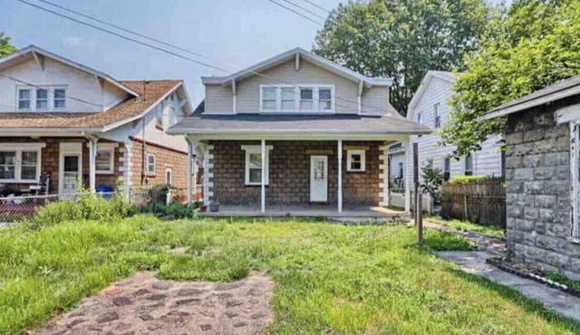 Warm 2 bedroom 2 bathroom w/free parking