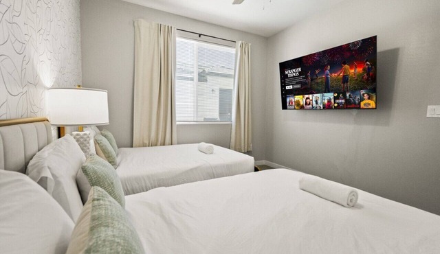 Warm 2B2B w' Pool Soft Beds + Parking Onsite