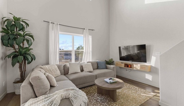 Warm 4BR Home with Fire Pit, Sunset Deck,Sleeps 10