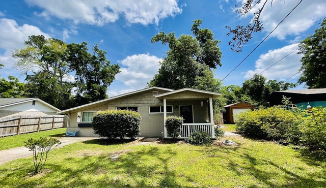 Warm and Bright Pet Friendly Home with Full Privacy Fenced Backyard!