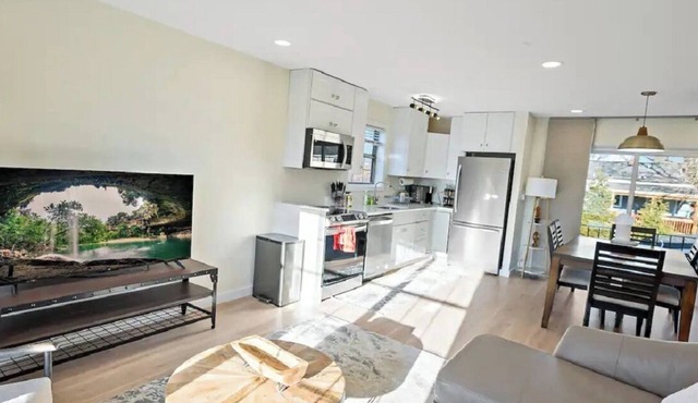 Warm and Bright Home | Metro | 1 Min Walk | Md