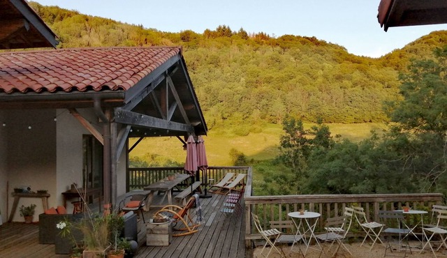 Warm and comfortable stone house at the foot of the trails