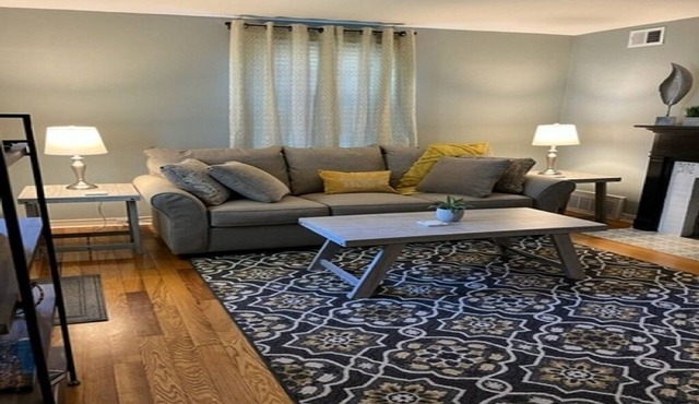 Warm and Cozy 3-bedroom, 1-bath home.Ample living space near the downtown area.
