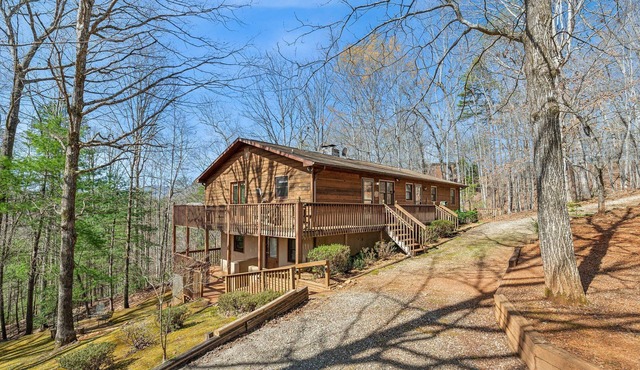 Warm and cozy cabin in Lake Lure, nestled in hardwood trees, peaceful home~ WiFi