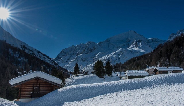 Warm and cozy chalet with fireplace, free Wi-Fi and elegant comfort.