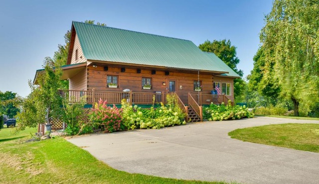 Warm and Cozy Clayton Cabin Near St Lawrence River!
