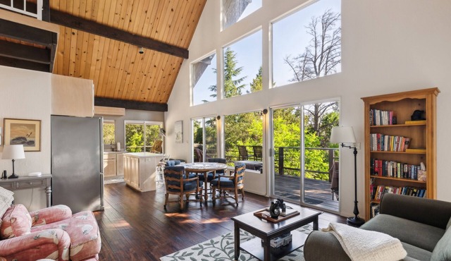 Warm and Cozy Mountain and Lake View Haven by RedAwning