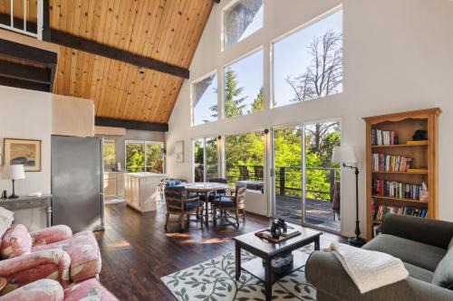 Warm and Cozy Mountain and Lake View Haven cottage