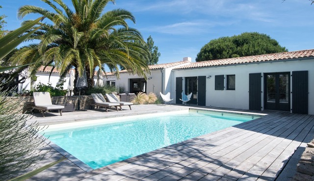 Warm and intimate villa with heated pool