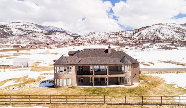 Warm and Luxurious Mountain Mansion near Park City