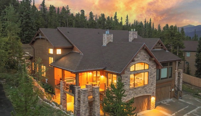 Warm and luxurious, spectacular views, all en-suites, hot tub, shuffle board, arcade machine!