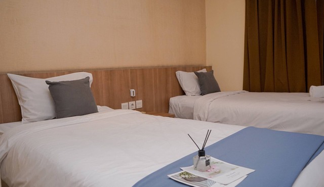 Warm and Minimalist Studio (No Kitchen) at Great Western Apartment