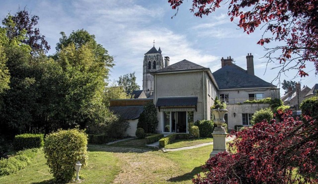 Warm and quiet house in a wooded park