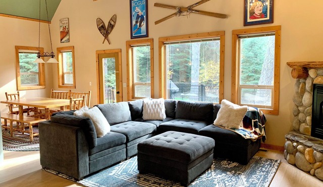 Warm and Spacious Home Near Town/Lake -Private Hot Tub & Pool Table. Pool/Tennis