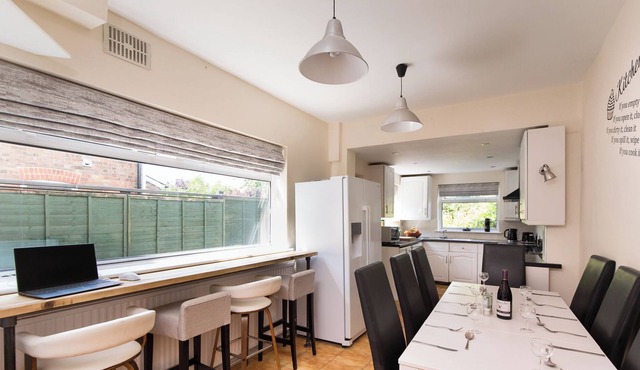 Warm and Spacious Smart Stay - Close to London and Harry Potter World