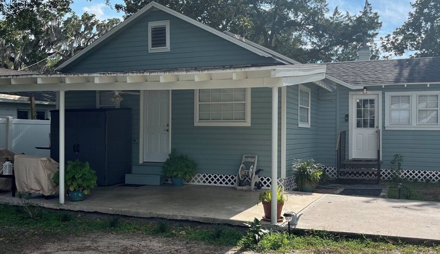Warm and Welcoming 3-Bedroom 2 Bath House near Brownwood Town Square. 2 miles