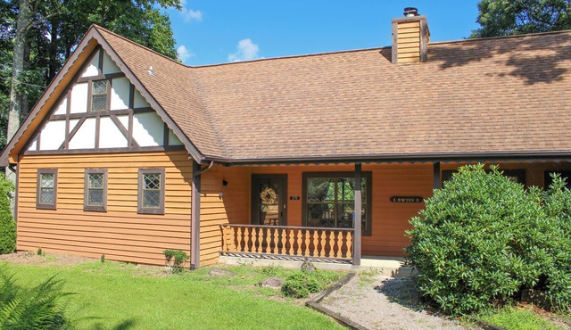 Warm and Welcoming Chalet in Burnsville