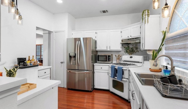 Warm Austin Retreat 3BR & 2Baths Pet Friendly