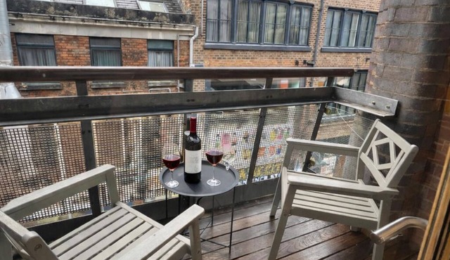 Warm Balcony Apt for 6 – City Centre Dining & Bars