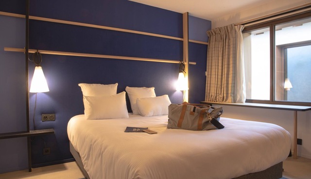 Warm, contemporary estate with swimming pool - 14 rooms