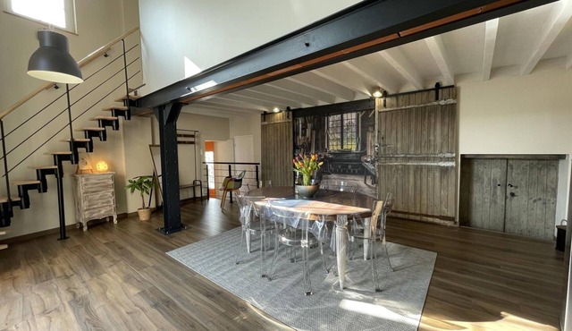 Warm contemporary lodging for 4, with shared pool