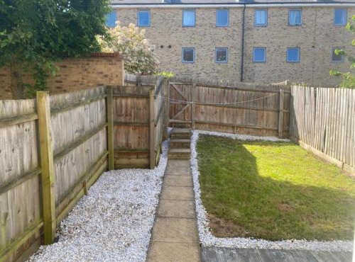 Warm & Cosy Homely 4 BDR Chesterton House w High Speed WIFI, Big Garden & Free Parking