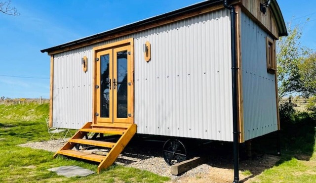 Warm, cosy Shepherds Hut near coastal path!