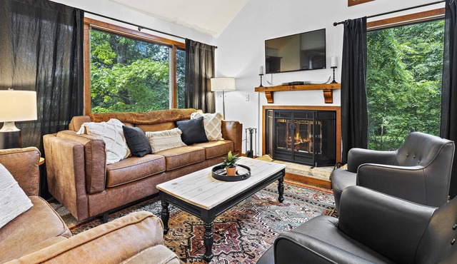 Warm & Cozy 3-Bedroom Cottage - With Hot Tub