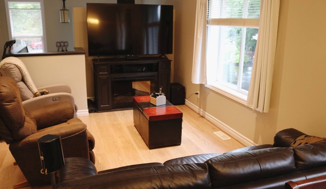 Warm Cozy 3 Bedroom Unit - Amazing Location