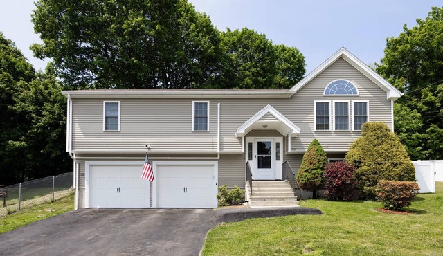 Warm & Cozy 4BR Near Airport + Winter-Ready Comfort Fast WiFi