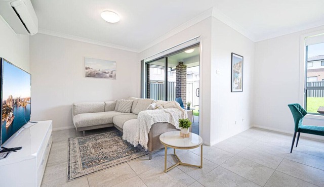 Warm &Cozy 5Br house near train station