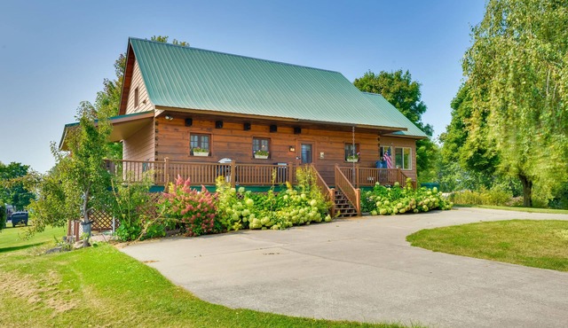 Warm & Cozy Clayton Cabin Near St Lawrence River!