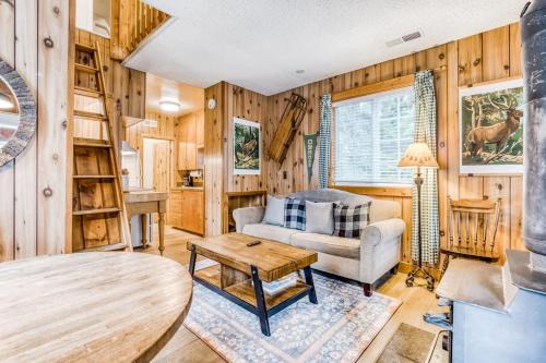 Warm & cozy cottage with a wood stove in a great Government Camp location