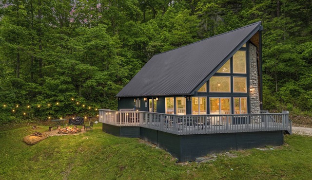 Warm & Cozy Red River Gorge A-Frame with Hot Tub and EV charger