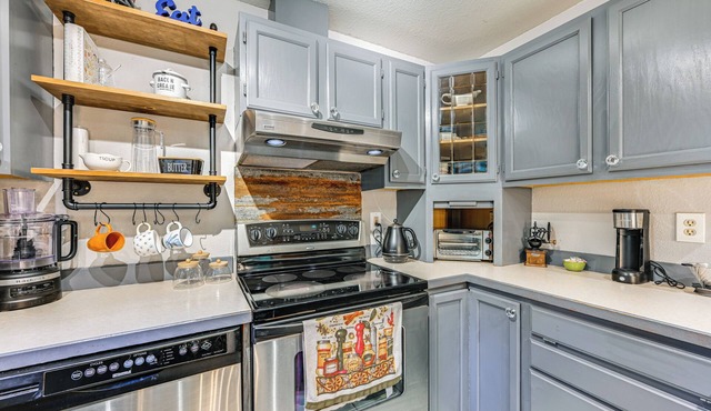 Warm & Cozy Riverfront Cabin in Rainier